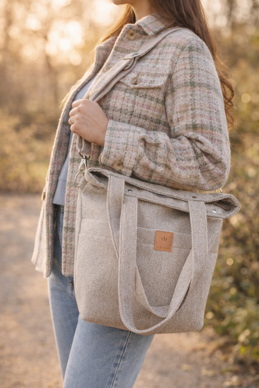 Stylowa torebka z plecionki w naturalnym beżowym kolorze. Lekka, pojemna i wygodna na co dzień. Idealna na wiosnę i lato, do miejskich i casualowych stylizacji. Naturalny look, ponadczasowy design.