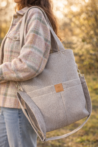Stylowa torebka z plecionki w naturalnym beżowym kolorze. Lekka, pojemna i wygodna na co dzień. Idealna na wiosnę i lato, do miejskich i casualowych stylizacji. Naturalny look, ponadczasowy design.