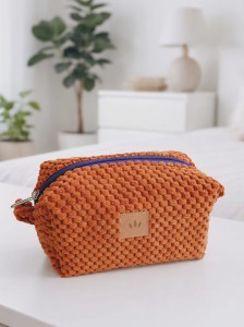 Ręcznie robiona kosmetyczka damska w ciepłym rudym kolorze. Stylowy i funkcjonalny dodatek idealny do torebki, na kosmetyki i drobiazgi lub w podróży
