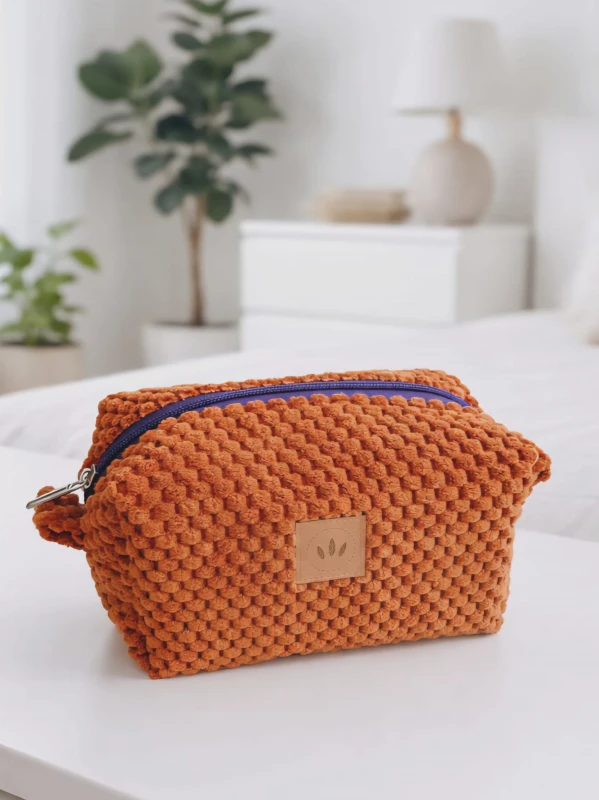 Ręcznie robiona kosmetyczka damska w ciepłym rudym kolorze. Stylowy i funkcjonalny dodatek idealny do torebki, na kosmetyki i drobiazgi lub w podróży