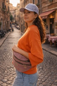 Stylowa sztruksowa nerka w modnym kolorze, pojemna i lekka. Idealna na co dzień i w podróży – mieści najważniejsze drobiazgi, zapewnia wygodę i nowoczesny, miejski look.