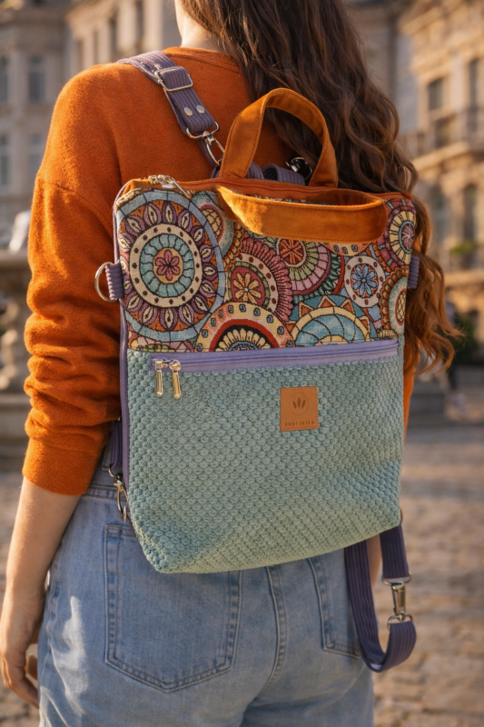 Kolorowy plecak lifestyle z oryginalnym wzorem mandali, wykonany z wysokiej jakości materiałów. Stylowy i praktyczny, idealny do miasta, na spacery i podróże. Modny design, wygodne szelki i pojemne wnętrze.