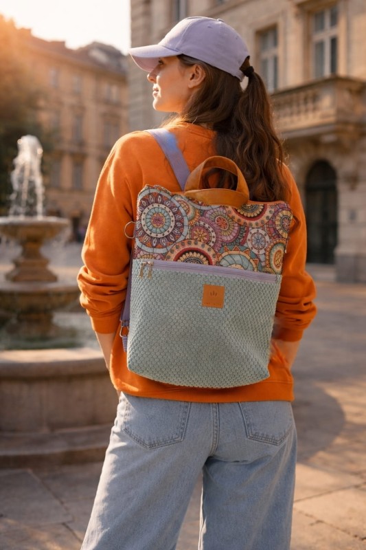 Kolorowy plecak lifestyle z oryginalnym wzorem mandali, wykonany z wysokiej jakości materiałów. Stylowy i praktyczny, idealny do miasta, na spacery i podróże. Modny design, wygodne szelki i pojemne wnętrze.