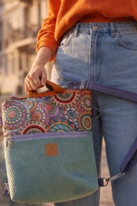 Kolorowy plecak lifestyle z oryginalnym wzorem mandali, wykonany z wysokiej jakości materiałów. Stylowy i praktyczny, idealny do miasta, na spacery i podróże. Modny design, wygodne szelki i pojemne wnętrze.