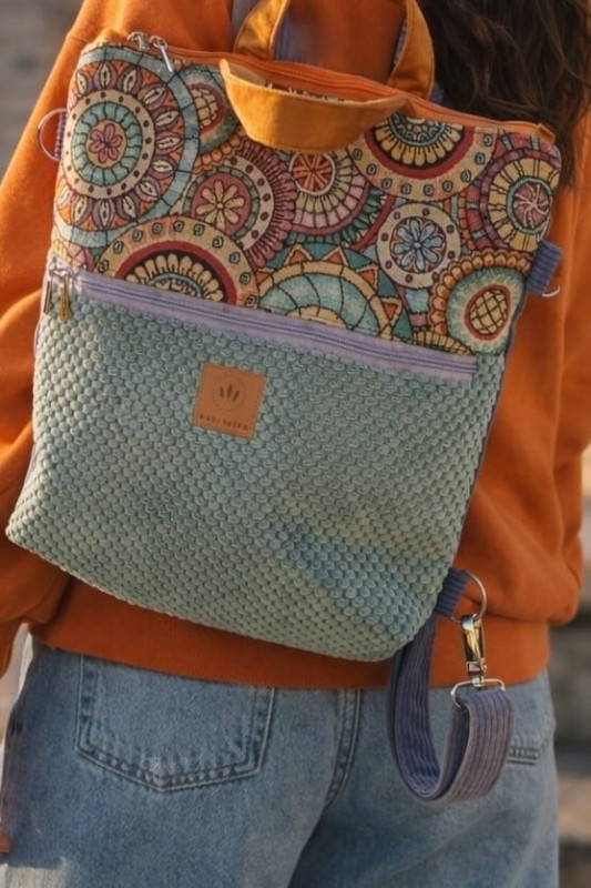 Kolorowy plecak lifestyle z oryginalnym wzorem mandali, wykonany z wysokiej jakości materiałów. Stylowy i praktyczny, idealny do miasta, na spacery i podróże. Modny design, wygodne szelki i pojemne wnętrze.