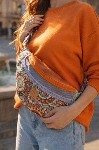 Kolorowa nerka z efektownym wzorem mandali, noszona na skos przez ramię. Stylowa, pojemna i wygodna – idealna do miejskich stylizacji i na co dzień. Modny dodatek łączący funkcjonalność z unikalnym designem.