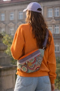 Kolorowa nerka z efektownym wzorem mandali, noszona na skos przez ramię. Stylowa, pojemna i wygodna – idealna do miejskich stylizacji i na co dzień. Modny dodatek łączący funkcjonalność z unikalnym designem.