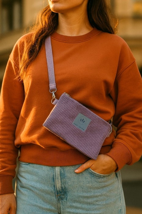 Saszetka crossbody w kolorze lawendowym to stylowy i funkcjonalny dodatek idealny na co dzień. Wykonana z miękkiego, prążkowanego materiału, świetnie sprawdzi się w miejskich stylizacjach casual i lifestyle.