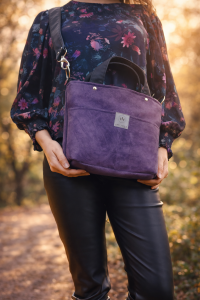 Fioletowa zamszowa torebka damska na ramię, noszona na skos. Miękka faktura, minimalistyczny fason i wygodny pasek. Idealna na co dzień i spacery, styl casual i lifestyle.
