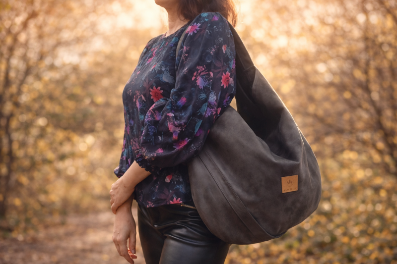 Zamszowa torebka damska w kolorze khaki, miękka i pojemna, idealna na co dzień. Stylowy fason typu hobo, naturalna faktura zamszu, wygodna na ramię – modny dodatek w stylu lifestyle.