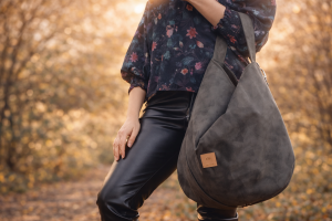 Zamszowa torebka damska w kolorze khaki, miękka i pojemna, idealna na co dzień. Stylowy fason typu hobo, naturalna faktura zamszu, wygodna na ramię – modny dodatek w stylu lifestyle.