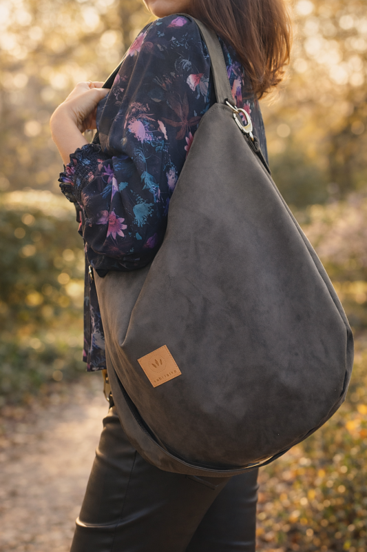 Zamszowa torebka damska w kolorze khaki, miękka i pojemna, idealna na co dzień. Stylowy fason typu hobo, naturalna faktura zamszu, wygodna na ramię – modny dodatek w stylu lifestyle.