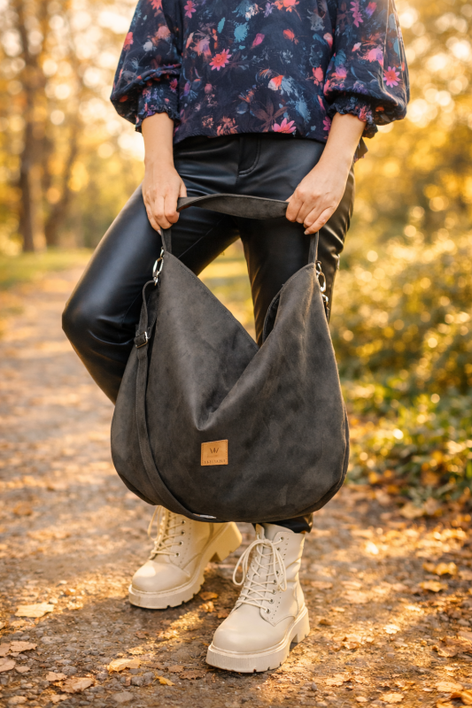 Zamszowa torebka damska w kolorze khaki, miękka i pojemna, idealna na co dzień. Stylowy fason typu hobo, naturalna faktura zamszu, wygodna na ramię – modny dodatek w stylu lifestyle.