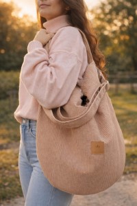 Beżowa, miękka torba typu worek ze sztruksu, noszona na ramieniu. Minimalistyczny design, lekka i pojemna, idealna do codziennych stylizacji miejskich i casualowych.