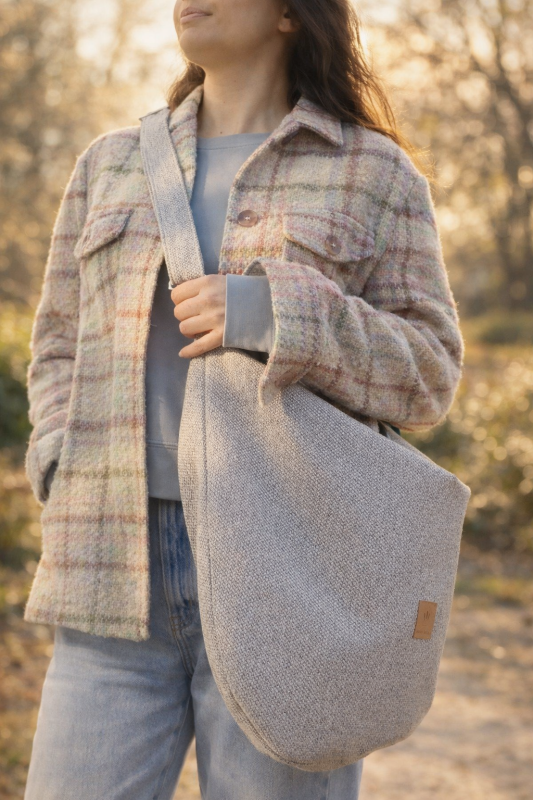 Stylowa, jasnobeżowa torebka typu crossbody z naturalnej tkaniny. Minimalistyczny design, lekka i pojemna, idealna na co dzień i spacery. Ponadczasowa elegancja w stylu lifestyle &amp; slow fashion.