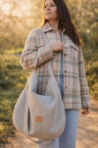 Stylowa, jasnobeżowa torebka typu hobo z naturalnej tkaniny. Minimalistyczny design, lekka i pojemna, idealna na co dzień i spacery. Ponadczasowa elegancja w stylu lifestyle &amp; slow fashion.
