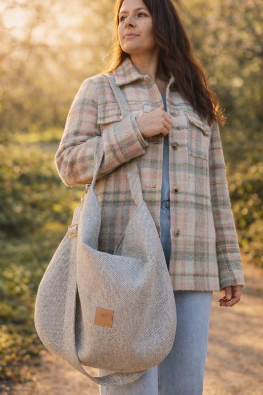Stylowa, jasnobeżowa torebka typu hobo z naturalnej tkaniny. Minimalistyczny design, lekka i pojemna, idealna na co dzień i spacery. Ponadczasowa elegancja w stylu lifestyle &amp; slow fashion.
