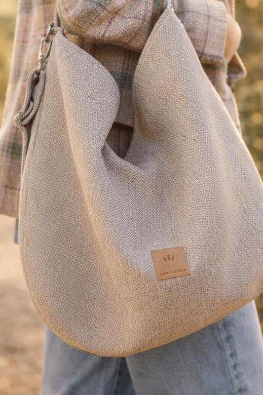 Stylowa, jasnobeżowa torebka typu hobo z naturalnej tkaniny. Minimalistyczny design, lekka i pojemna, idealna na co dzień i spacery. Ponadczasowa elegancja w stylu lifestyle &amp;amp;slow  fashion.