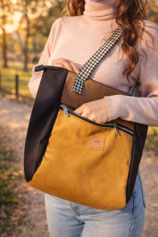 Stylowa, pojemna torba damska w modnym zestawieniu musztardowego brązu i czerni. Wygodna na ramię, idealna do miasta i na co dzień. Nowoczesny design, wysoka jakość i miejski charakter lifestyle.