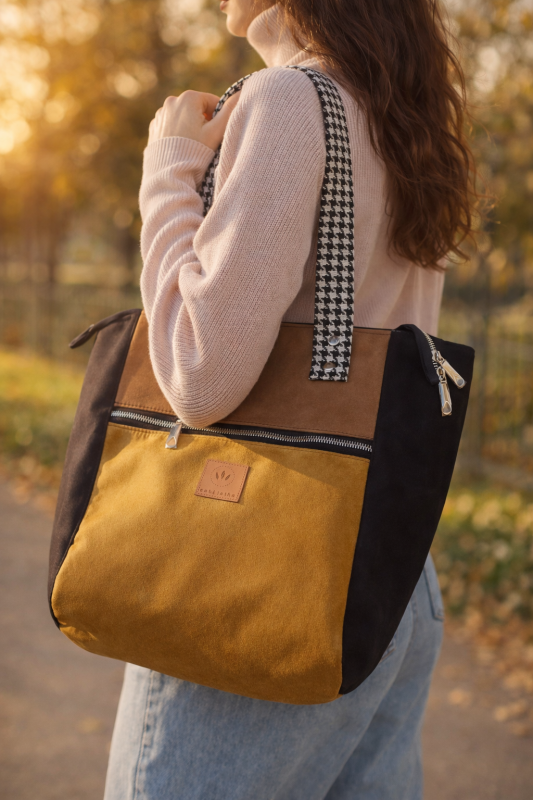 Stylowa, pojemna torba damska w modnym zestawieniu musztardowego brązu i czerni. Wygodna na ramię, idealna do miasta i na co dzień. Nowoczesny design, wysoka jakość i miejski charakter lifestyle.