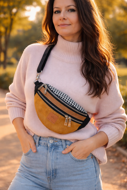 Zamszowa nerka damska w ciepłym odcieniu karmelu z kontrastowym wzorem pepitki. Stylowa, pojemna i wygodna, idealna do codziennych i miejskich stylizacji. Modny dodatek premium.