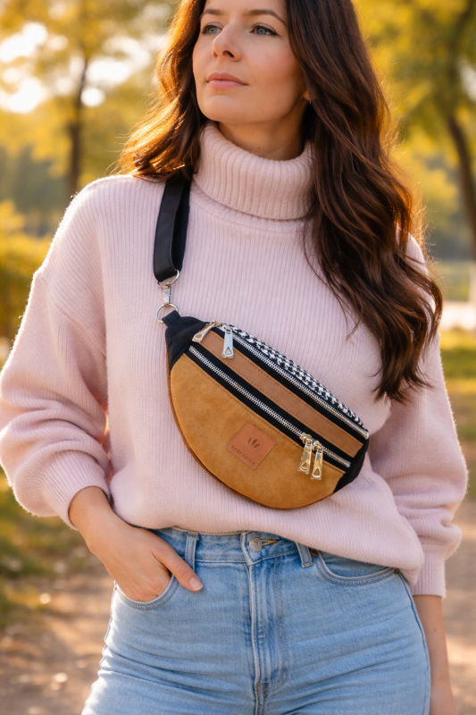 Zamszowa nerka damska w ciepłym odcieniu karmelu z kontrastowym wzorem pepitki. Stylowa, pojemna i wygodna, idealna do codziennych i miejskich stylizacji. Modny dodatek premium.