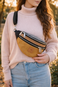 Zamszowa nerka damska w ciepłym odcieniu karmelu z kontrastowym wzorem pepitki. Stylowa, pojemna i wygodna, idealna do codziennych i miejskich stylizacji. Modny dodatek premium.