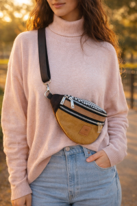 Zamszowa nerka damska w ciepłym odcieniu karmelu z kontrastowym wzorem pepitki. Stylowa, pojemna i wygodna, idealna do codziennych i miejskich stylizacji. Modny dodatek premium.