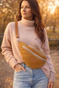 Stylowa nerka z nubuku w ciepłym miodowym odcieniu. Miękka, trwała faktura, modny półokrągły kształt i regulowany pasek. Idealna do miejskich i casualowych stylizacji, łączy funkcjonalność z nowoczesnym designem.