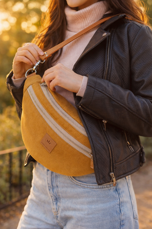 Stylowa nerka maxi z nubuku w ciepłym miodowym odcieniu. Miękka, trwała faktura, modny półokrągły kształt i regulowany pasek. Idealna do miejskich i casualowych stylizacji, łączy funkcjonalność z nowoczesnym designem.