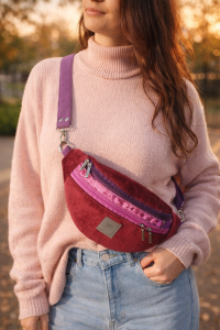 Kolorowa welurowa nerka o modnym półokrągłym kształcie, z regulowanym paskiem. Miękka faktura, bordowy kolor z różowymi akcentami i praktyczne kieszenie czynią ją stylowym dodatkiem lifestyle na co dzień.