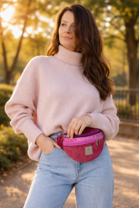 Kolorowa welurowa nerka o modnym półokrągłym kształcie, z regulowanym paskiem. Miękka faktura, bordowy kolor z różowymi akcentami i praktyczne kieszenie czynią ją stylowym dodatkiem lifestyle na co dzień.