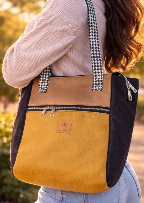 Stylowa, pojemna torba damska w modnym zestawieniu musztardowego brązu i czerni. Wygodna na ramię, idealna do miasta i na co dzień. Nowoczesny design, wysoka jakość i miejski charakter lifestyle.