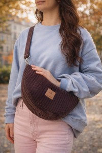 Sztruksowa nerka w kształcie półksiężyca to stylowy i praktyczny dodatek na co dzień. Miękka faktura, modny design i wygodne noszenie crossbody sprawdzą się w miejskich stylizacjach przez cały rok.