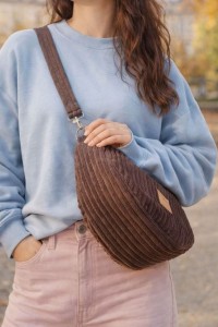 Sztruksowa nerka w kształcie półksiężyca to stylowy i praktyczny dodatek na co dzień. Miękka faktura, modny design i wygodne noszenie crossbody sprawdzą się w miejskich stylizacjach przez cały rok.