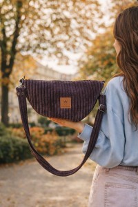 Sztruksowa nerka w kształcie półksiężyca to stylowy i praktyczny dodatek na co dzień. Miękka faktura, modny design i wygodne noszenie crossbody sprawdzą się w miejskich stylizacjach przez cały rok.