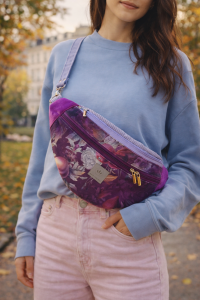 Stylowa maxi nerka w kwiatowy wzór, w odcieniach śliwki i fioletu. Pojemna, wygodna, z regulowanym paskiem. Idealna na co dzień i miejskie spacery – modny dodatek lifestyle.