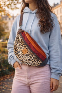 Kolorowa, pojemna nerka z regulowanym paskiem, wykonana z wytrzymałych tkanin. Modny wzór panterki, praktyczne kieszenie na zamek. Idealna na co dzień, spacery i podróże.