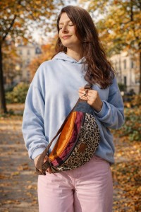 Kolorowa, pojemna nerka z regulowanym paskiem, wykonana z wytrzymałych tkanin. Modny wzór panterki, praktyczne kieszenie na zamek. Idealna na co dzień, spacery i podróże.