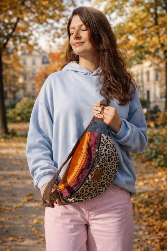 Kolorowa, pojemna nerka z regulowanym paskiem, wykonana z wytrzymałych tkanin. Modny wzór panterki, praktyczne kieszenie na zamek. Idealna na co dzień, spacery i podróże.