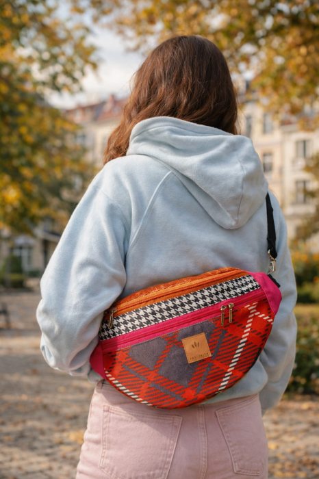 Kolorowa duża nerka damska z wyrazistym wzorem w kratę i pepitkę. Modna, pojemna i praktyczna saszetka na pas lub ramię, idealna na co dzień, spacery i miejskie stylizacje.