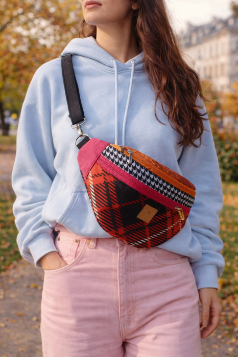 Kolorowa duża nerka damska z wyrazistym wzorem w kratę i pepitkę. Modna, pojemna i praktyczna saszetka na pas lub ramię, idealna na co dzień, spacery i miejskie stylizacje.