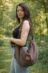Sztruksowa torba hobo w ciepłym brązowym kolorze. Miękka, lekka i pojemna, idealna na co dzień. Modny fason,  naturalna faktura sztruksu – stylowy dodatek do miejskich i casualowych stylizacji.