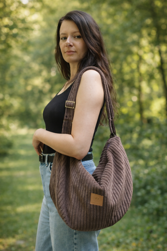 Sztruksowa torba hobo w ciepłym brązowym kolorze. Miękka, lekka i pojemna, idealna na co dzień. Modny fason,  naturalna faktura sztruksu – stylowy dodatek do miejskich i casualowych stylizacji.