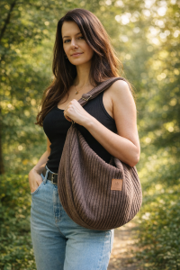 Sztruksowa torba hobo w ciepłym brązowym kolorze. Miękka, lekka i pojemna, idealna na co dzień. Modny fason,  naturalna faktura sztruksu – stylowy dodatek do miejskich i casualowych stylizacji.