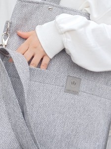 Nowoczesna, szara torebka shopper z wytrzymałej tkaniny, idealna do codziennego użytku. Minimalistyczny design, pojemne wnętrze i wygodne paski sprawiają, że doskonale pasuje do miejskich, casualowych stylizacji.