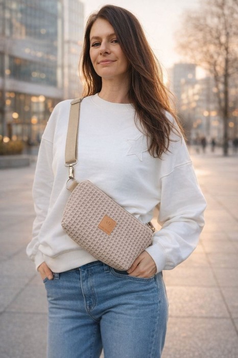 Waflowa torebka crossbody w kolorze beżowym – lekka, stylowa i praktyczna. Miękka faktura, regulowany pasek i nowoczesny design idealne na co dzień, spacery po mieście i stylizacje casual oraz lifestyle.