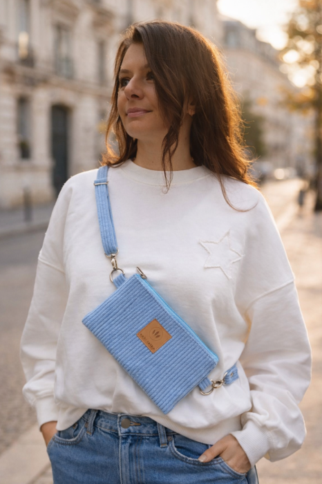 Błękitna sztruksowa torebka na telefon z regulowanym paskiem. Lekka, praktyczna i stylowa – idealna na co dzień i podróże. Modny kolor, miękka faktura, miejsce na telefon i drobiazgi.