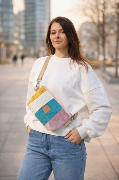 Kolorowa torebka nerka w stylu patchwork – połączenie pastelowych tkanin o różnych fakturach. Lekka, praktyczna i modna, idealna na co dzień i do miejskich stylizacji. Regulowany pasek, nowoczesny design.