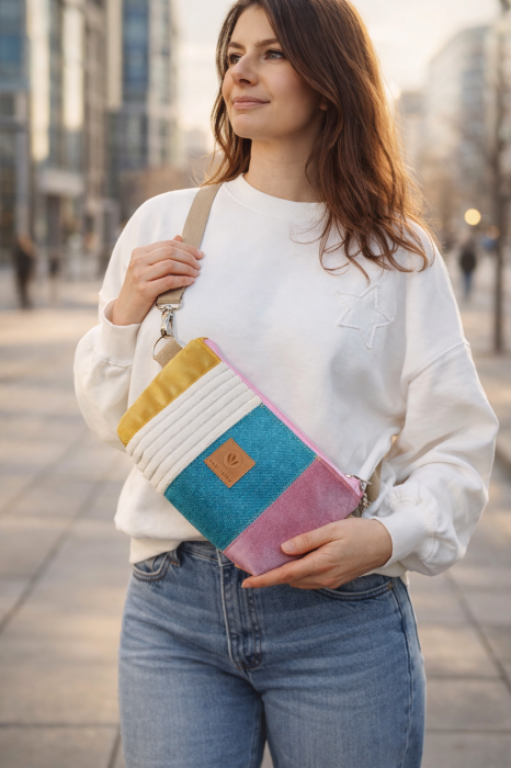 Kolorowa torebka nerka w stylu patchwork – połączenie pastelowych tkanin o różnych fakturach. Lekka, praktyczna i modna, idealna na co dzień i do miejskich stylizacji. Regulowany pasek, nowoczesny design.